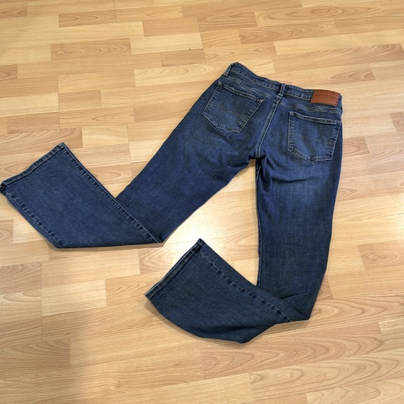 Lucky Brand. Size 27/4. Slim-fit,midrise, boot, cut - Picture 7 of 7